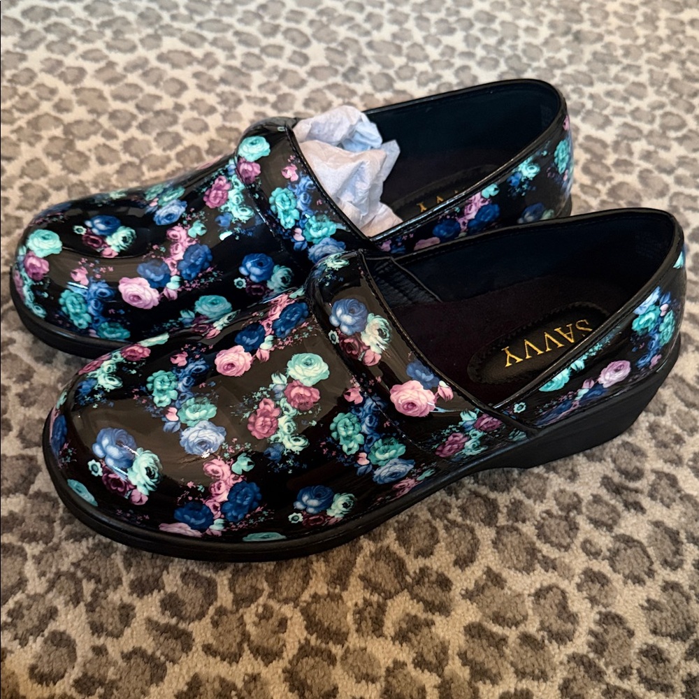 Savvy clogs/shoes women’s sz 9 Slip resistant Black w/floral pattern NWOT LOOK!